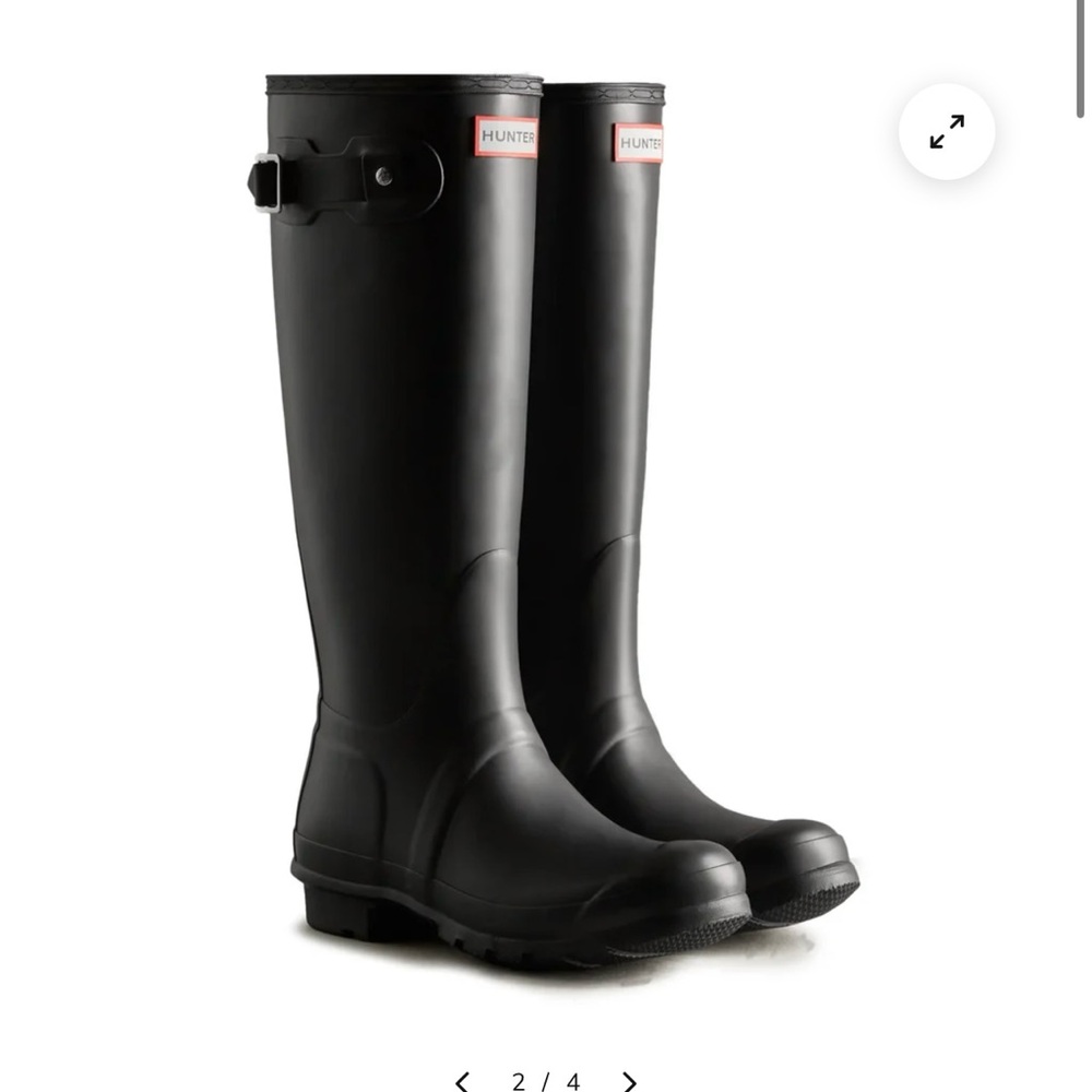 Tall Hunter Rainboot comes with Socks!